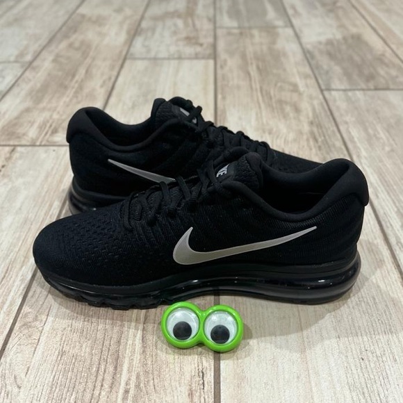 🔥NEW Nike Air Max 2017 Running Triple Black Reflective White Shoes Men’s - Picture 2 of 8